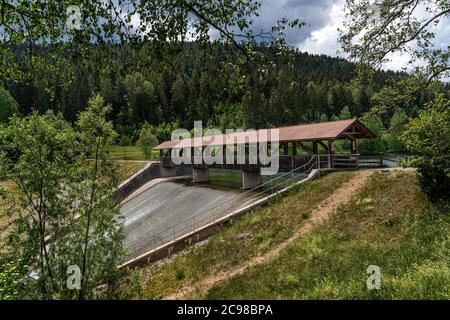 Die Brücke am Nagold-Staudamm (Nagoldtalsperre, auch Erzgrube) im Schwarzwald in Deutschland bietet Hochwasser- und Trockenheitsschutz im Nagold-tal Stockfoto