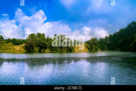 Spiegelung von Serinenwolken und Himmel im ruhigen Wasser des Deoritals Sees. Hochgebirgslandschaft, Naturparadies, Chopta Uttrakhand, Indien Stockfoto