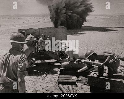 Truppen der 8. Armee unter Beschuss von feindlichen Granaten während der Zweiten Schlacht von El Alamein während der Westlichen Wüstenkampagne des Zweiten Weltkriegs (23. Oktober – 11. November 1942), Ägypten. Stockfoto