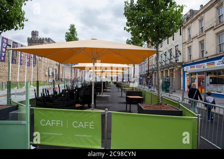 Cardiff, Wales, Großbritannien. Juli 2020. Ein kontinentaler ‘-al-fresco-Essbereich auf der neu eingerichteten Castle Street im Stadtzentrum von Cardiff, der am Freitag, den 31. Juli eröffnet werden soll, um den Restaurants nach dem Coronavirus-Verschluss zu helfen. Kredit: Mark Hawkins/Alamy Live Nachrichten Stockfoto