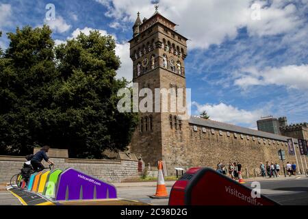 Cardiff, Wales, Großbritannien. Juli 2020. Radfahrer betreten die neu Fußgängerzone Castle Street im Stadtzentrum von Cardiff und nähern sich einem kontinentalen ‘-al-fresco'-Essbereich, der am Freitag, dem 31. Juli, eröffnet wird, um den Restaurants nach der Coronavirus-Sperre zu helfen. Kredit: Mark Hawkins/Alamy Live Nachrichten Stockfoto