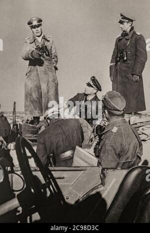 General Erwin Rommel informiert seine Mitarbeiter während der ersten Schlacht von El Alamein (1.–27. Juli 1942) im Westwüstenfeldzug des Zweiten Weltkriegs, der in Ägypten zwischen den Achtzigsten und den Alliierten der Achten Armee ausgetragen wurde. Stockfoto