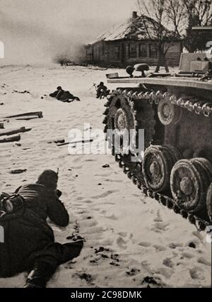 Deutsche Soldaten während der Schlacht von Stalingrad (23. August 1942 – 2. Februar 1943), als Deutschland und seine Verbündeten die Sowjetunion um die Kontrolle über die Stadt Stalingrad (heute Wolgograd) in Südrussland kämpften. Geprägt von heftigen Nahkampfkämpfen und direkten Angriffen auf Zivilisten bei Luftangriffen, war es eine der blutigsten Schlachten in der Geschichte der Kriegsführung mit schätzungsweise 2 Millionen Toten. Stockfoto