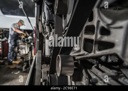 Mitarbeiter In Der Automobilindustrie. Bus Busse Motoren Reparatur- und Wartungsservice. Wartung Von Fahrzeugen Mit Schweren Dieselmotoren. Stockfoto