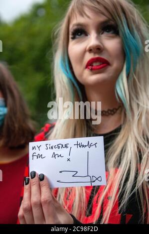 London, Großbritannien. Juli 2020. Charlotte Pitson vor dem High Court of Justice mit von Depp unterzeichneten Souvenirs, die er am letzten Tag der Klage gegen Johnny Depp gegen die Zeitung Sun von seinem Team verteilt hatte. London, 28. Juli 2020 Quelle: dpa/Alamy Live News Stockfoto