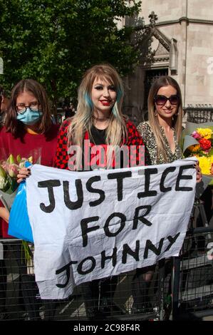 London, Großbritannien. Juli 2020. Charlotte Pitson und Freundinnen vor dem High Court of Justice über die Verleumdungsklage Johnny Depp gegen die Zeitung Sun. London, 28. Juli 2020 Quelle: dpa/Alamy Live News Stockfoto