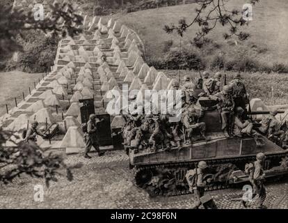 US-Truppen der 3. Panzerdivision und der 33. Infanterie überqueren die angeblich uneinnehmbare Siegfried-Linie, die im September 1944 während des Zweiten Weltkriegs als Westwall bekannt ist. Stockfoto