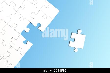 Draufsicht auf unvollständiges Puzzle mit einem Stück links auf hellblauem Hintergrund, Abschluss einer Aufgabe oder Lösung eines Problemkonzepts Stockfoto