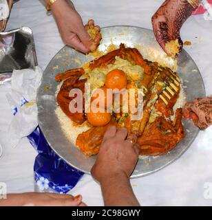 Eine traditionelle kashmiri Ehe Gerichte bekannt als wazwan. Wazwan wird in Ehen zubereitet, in denen viele Gerichte mit Lamm zubereitet werden. Vier Personen Stockfoto