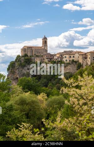 AA Kirche (Chiesa di Santa Maria Nuova) in der Hügelstadt Toffia, Italien Stockfoto