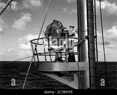 U.S. Navy Signalman an Bord des Attack Cargo Konvois OKS-14. Juli 1945. Zum 75. Jahrestag des V-J Day hat die Consoli Collection vier Fotoessays von U.S. Navy LT. (j.g.) veröffentlicht. Joseph J. Consoli. Die Fotos wurden zwischen Juli und Dezember 1945 auf den Marianen aufgenommen. Sie dokumentieren das Leben der US-Marine vor und nach der japanischen Kapitulation. Stockfoto