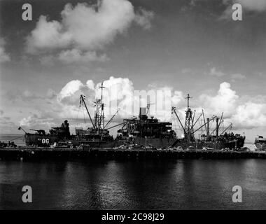 AKA-86 U.S.S. Woodford, Entladen von Fracht in Apre Harbor, Guam, 1945. Zum 75. Jahrestag des V-J Day hat die Consoli Collection vier Fotoessays von U.S. Navy LT. (j.g.) veröffentlicht. Joseph J. Consoli. Die Fotos wurden zwischen Juli und Dezember 1945 auf den Marianen aufgenommen. Sie dokumentieren das Leben der US-Marine vor und nach der japanischen Kapitulation. Stockfoto