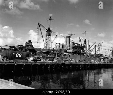 AKA-86 U.S.S. Woodford, Entladen von Fracht in Apre Harbor, Guam, 1945. Zum 75. Jahrestag des V-J Day hat die Consoli Collection vier Fotoessays von U.S. Navy LT. (j.g.) veröffentlicht. Joseph J. Consoli. Die Fotos wurden zwischen Juli und Dezember 1945 auf den Marianen aufgenommen. Sie dokumentieren das Leben der US-Marine vor und nach der japanischen Kapitulation. Stockfoto