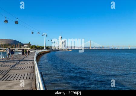 LISSABON, PORTUGAL - 4. OKTOBER 2019: Seilbahnen auf dem Tejo im Parque das Nacoes (Park der Nationen) in Lissabon, Portugal Stockfoto