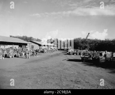 AKA-86 U.S.S. Woodfords Ladung erreicht eine Versorgungsdeponie auf Guam. Zum 75. Jahrestag des V-J Day hat die Consoli Collection vier Fotoessays von U.S. Navy LT. (j.g.) veröffentlicht. Joseph J. Consoli. Die Fotos wurden zwischen Juli und Dezember 1945 auf den Marianen aufgenommen. Sie dokumentieren das Leben der US-Marine vor und nach der japanischen Kapitulation. Stockfoto