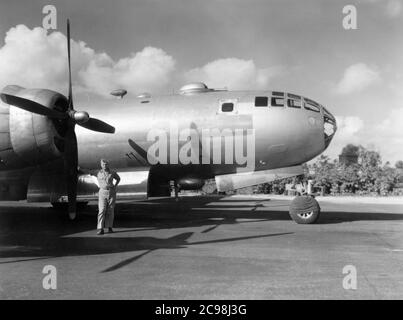 Boeing B-29 Superfortress auf der Fluglinie. Northfield, Guam, Juli 1945. Zum 75. Jahrestag des V-J Day hat die Consoli Collection vier Fotoessays von U.S. Navy LT. (j.g.) veröffentlicht. Joseph J. Consoli. Die Fotos wurden zwischen Juli und Dezember 1945 auf den Marianen aufgenommen. Sie dokumentieren das Leben der US-Marine vor und nach der japanischen Kapitulation. Stockfoto