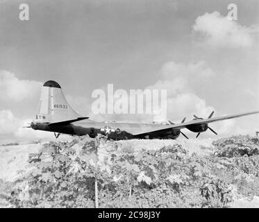 Boeing B-29 Superfortress 461553 auf der Fluglinie. Northfield, Guam, Juli 1945. Zum 75. Jahrestag des V-J Day hat die Consoli Collection vier Fotoessays von U.S. Navy LT. (j.g.) veröffentlicht. Joseph J. Consoli. Die Fotos wurden zwischen Juli und Dezember 1945 auf den Marianen aufgenommen. Sie dokumentieren das Leben der US-Marine vor und nach der japanischen Kapitulation. Stockfoto