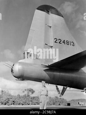 Boeing B-29 Superfortress 224813 auf der Fluglinie. Northfield, Guam, Juli 1945. Zum 75. Jahrestag des V-J Day hat die Consoli Collection vier Fotoessays von U.S. Navy LT. (j.g.) veröffentlicht. Joseph J. Consoli. Die Fotos wurden zwischen Juli und Dezember 1945 auf den Marianen aufgenommen. Sie dokumentieren das Leben der US-Marine vor und nach der japanischen Kapitulation. Stockfoto