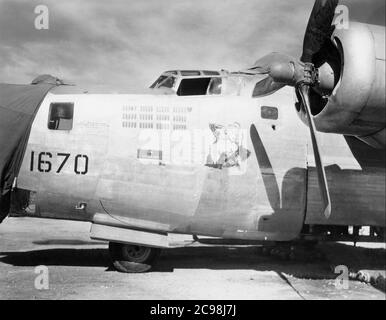 Konsolidierte B-24 Liberator Nummer 1670 zwischen Missionen auf Guam, Juli 1945. Zum 75. Jahrestag des V-J Day hat die Consoli Collection vier Fotoessays von U.S. Navy LT. (j.g.) veröffentlicht. Joseph J. Consoli. Die Fotos wurden zwischen Juli und Dezember 1945 auf den Marianen aufgenommen. Sie dokumentieren das Leben der US-Marine vor und nach der japanischen Kapitulation. Stockfoto