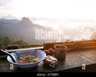 Bergblick Nudeln am Morgen Stockfoto