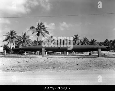 Japanisches Mini-U-Boot der Nummer HA-51 im Camp Dealey Submarine Recuperation Camp. Guam, Juli 1945. Zum 75. Jahrestag des V-J Day hat die Consoli Collection vier Fotoessays von U.S. Navy LT. (j.g.) veröffentlicht. Joseph J. Consoli. Die Fotos wurden zwischen Juli und Dezember 1945 auf den Marianen aufgenommen. Sie dokumentieren das Leben der US-Marine vor und nach der japanischen Kapitulation. Stockfoto