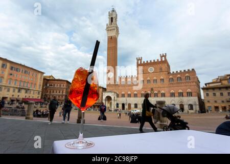 Aperol Spritz auf der Piazza del Campo, Siena, Toskana, Italien Stockfoto