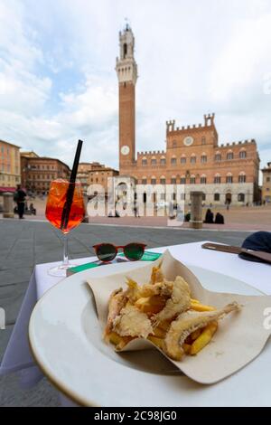 Aperol Spritz und Meeresfrüchte Vorspeise auf der Piazza del Campo, Siena, Toskana, Italien Stockfoto