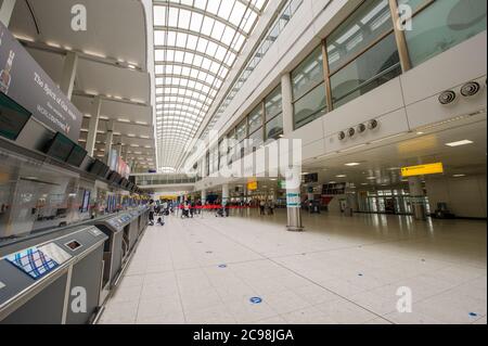 Glasgow, Schottland, Großbritannien. 29. Juli 2020 Im Bild: Im Flughafen Glasgow. TUI hat nun alle Feiertage auf den Balearen und Kanarischen Inseln bis Dienstag, 4. August, und alle Feiertage auf dem spanischen Festland bis Montag, 10. August, abgesagt. Jet2 hat Flüge zu den Balearen und Kanaren bis August 10 und Reisen auf das spanische Festland bis August 17 gestrichen. Die Regierung sagte, dass alle Rückkehrer aus Spanien, den Kanarischen Inseln und den Balearen sich nach einem Anstieg der Coronavirus-Infektionen 14 Tage lang isolieren müssen. Quelle: Colin Fisher/Alamy Live News. Stockfoto