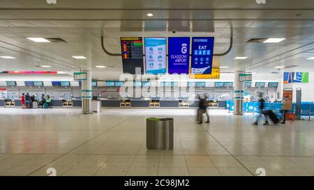 Glasgow, Schottland, Großbritannien. 29. Juli 2020 Im Bild: Im Flughafen Glasgow. TUI hat nun alle Feiertage auf den Balearen und Kanarischen Inseln bis Dienstag, 4. August, und alle Feiertage auf dem spanischen Festland bis Montag, 10. August, abgesagt. Jet2 hat Flüge zu den Balearen und Kanaren bis August 10 und Reisen auf das spanische Festland bis August 17 gestrichen. Die Regierung sagte, dass alle Rückkehrer aus Spanien, den Kanarischen Inseln und den Balearen sich nach einem Anstieg der Coronavirus-Infektionen 14 Tage lang isolieren müssen. Quelle: Colin Fisher/Alamy Live News. Stockfoto