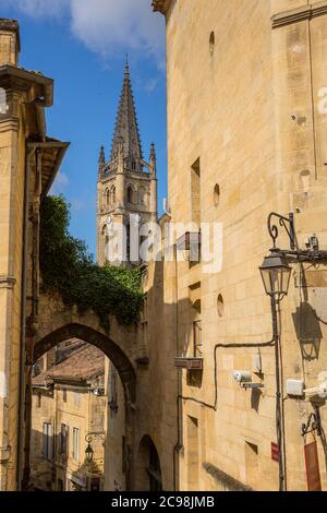 Saint Emilion, Frankreich - 11. August 2019: Blick auf das Zentrum der alten mittelalterlichen Stadt saint emilion, in aquitanien, frankreich Stockfoto