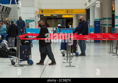 Glasgow, Schottland, Großbritannien. Juli 2020. Im Bild: Im Flughafen Glasgow. TUI hat nun alle Feiertage auf den Balearen und Kanarischen Inseln bis Dienstag, 4. August, und alle Feiertage auf dem spanischen Festland bis Montag, 10. August, abgesagt. Jet2 hat Flüge zu den Balearen und Kanaren bis August 10 und Reisen auf das spanische Festland bis August 17 gestrichen. Die Regierung sagte, dass alle Rückkehrer aus Spanien, den Kanarischen Inseln und den Balearen sich nach einem Anstieg der Coronavirus-Infektionen 14 Tage lang isolieren müssen. Quelle: Colin Fisher/Alamy Live News Stockfoto