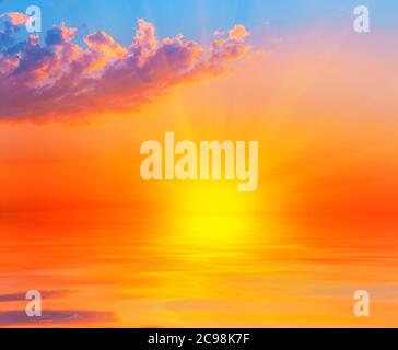 Sonnenuntergang Himmel über dem Wasser. Hochauflösendes Panorama Stockfoto