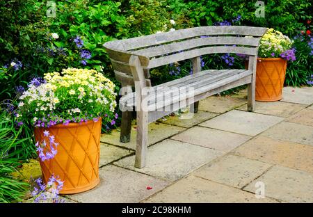 Terrasse mit Holzbank und Terrakotta-Blumentöpfen - John Gollop Stockfoto