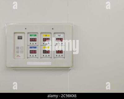 Bedienfeld des Druckreglers im Operationssaal - Auslass Von Gas Lachgas Sauerstoff Luft - Vakuum-Plugin auf Wand Stockfoto