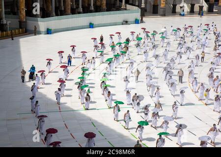 (200729) -- MEKKA, 29. Juli 2020 (Xinhua) -- Pilger umrunden die heilige Stätte Kaaba in der Großen Moschee in Mekka, Saudi-Arabien am 29. Juli 2020. Muslimische Pilger begannen am Mittwoch den ersten Tag ihrer Hadsch-Rituale in der heiligen Stadt Mekka, Saudi-Arabien, laut einer Erklärung des saudischen Medienministeriums. Die Pilger begannen die große islamische Pilgerfahrt, nachdem sie vier Tage in Mekka die Isolation des Hotels beendet hatten und davor eine einwöchige Quarantäne zu Hause, als Teil der vorbeugenden Maßnahmen zur Bewachung gegen COVID-19. (Saudi Arabiens Ministerium für Medien/Handout über Xinhua) Stockfoto