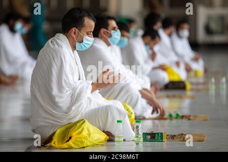 (200729) -- MEKKA, 29. Juli 2020 (Xinhua) -- Pilger beten in der Großen Moschee in Mekka, Saudi-Arabien am 29. Juli 2020. Muslimische Pilger begannen am Mittwoch den ersten Tag ihrer Hadsch-Rituale in der heiligen Stadt Mekka, Saudi-Arabien, laut einer Erklärung des saudischen Medienministeriums. Die Pilger begannen die große islamische Pilgerfahrt, nachdem sie vier Tage in Mekka die Isolation des Hotels beendet hatten und davor eine einwöchige Quarantäne zu Hause, als Teil der vorbeugenden Maßnahmen zur Bewachung gegen COVID-19. (Saudi Arabiens Ministerium für Medien/Handout über Xinhua) Stockfoto