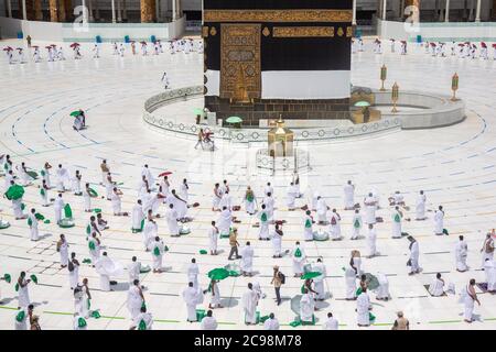 (200729) -- MEKKA, 29. Juli 2020 (Xinhua) -- Pilger umrunden die heilige Stätte Kaaba in der Großen Moschee in Mekka, Saudi-Arabien am 29. Juli 2020. Muslimische Pilger begannen am Mittwoch den ersten Tag ihrer Hadsch-Rituale in der heiligen Stadt Mekka, Saudi-Arabien, laut einer Erklärung des saudischen Medienministeriums. Die Pilger begannen die große islamische Pilgerfahrt, nachdem sie vier Tage in Mekka die Isolation des Hotels beendet hatten und davor eine einwöchige Quarantäne zu Hause, als Teil der vorbeugenden Maßnahmen zur Bewachung gegen COVID-19. (Saudi Arabiens Ministerium für Medien/Handout über Xinhua) Stockfoto