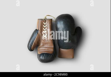 Vintage Leder Boxhandschuhe sind auf dem Tisch Stockfoto