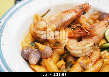 Cremige Tom Yum Goong Penne mit Zitrone und Limettenblatt Stockfoto