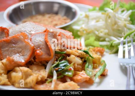 Pad Thai mit rotem Schwein das beste Essen in Thailand - Thailändische Gebratene Nudeln Stockfoto