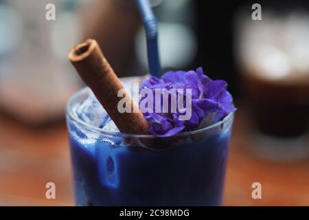 Schmetterling Erbsentee mit Zimtrolle Stockfoto