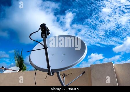 Nahaufnahme einer Satellitenantenne, die auf dem Gebäude isoliert ist Stockfoto