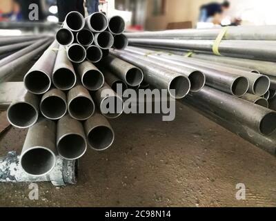 Zwischenmetallrohr vor Ort Stockfoto