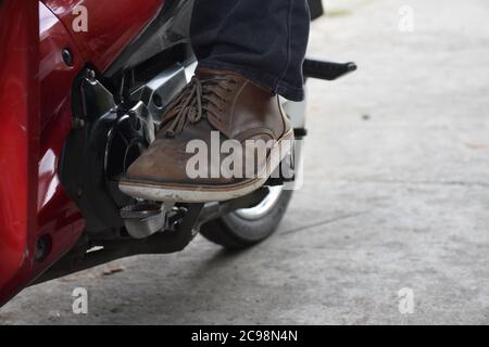 Schalten Sie in den ersten Gang und Hochschalten in höhere Gänge. Auf einem Motorrad Stockfoto