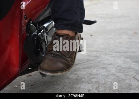 Schalten Sie in den ersten Gang und Hochschalten in höhere Gänge. Auf einem Motorrad Stockfoto