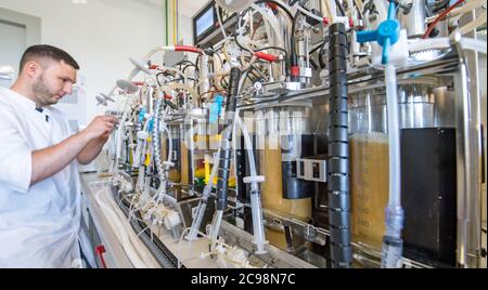 29. Juli 2020, Sachsen-Anhalt, Halle (Saale): Vitali Jakobi arbeitet an einem Bioreaktor im Navigo-Protein-Labor. Das Biotechnologieunternehmen hat seinen Sitz im Technologiepark Weinberg Campus, den der Wirtschaftsminister von Sachsen-Anhalt nun bei einem Besuch mit dem Weinberg Campus als "Zukunftsstandort" ausgezeichnet hat. Navigo Proteins wurde 1999 gegründet. Mit 50 Mitarbeitern ist das Unternehmen auf die Entwicklung von Proteinen spezialisiert, die in biotherapeutischen, diagnostischen und biotechnologischen Anwendungen eingesetzt werden. Derzeit ist das Unternehmen auch an der Arzneimittelforschung gegen das Coronavirus beteiligt Stockfoto