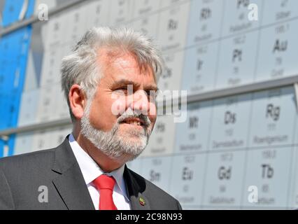 29. Juli 2020, Sachsen-Anhalt, Halle (Saale): Der Wirtschaftsminister von Sachsen-Anhalt, Armin Willingmann (SPD), startet seine Sommertour im Technologiepark Campus Weinberg. Willingmann hat dem Innovationsstandort bei einem Besuch den Titel "Zukunftsstandort" verliehen. Foto: Hendrik Schmidt/dpa-Zentralbild/ZB Stockfoto