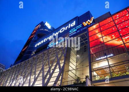 Bangkok, Thailand - 28. Juli 2020: Centralworld, das größte Einkaufszentrum in Bangkok, Thailand früh am Abend mit schönem Licht zu gewinnen Stockfoto