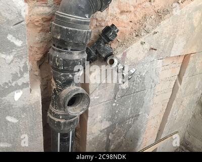 Sanitär-Rohr auf Betonwand in Renovierung Toilette Stockfoto