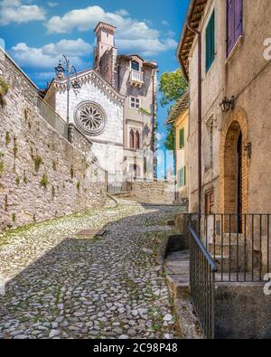 Collalto Sabino, schönes Dorf, das von einer mittelalterlichen Burg überblickt wird. Provinz Rieti, Latium, Italien. Stockfoto